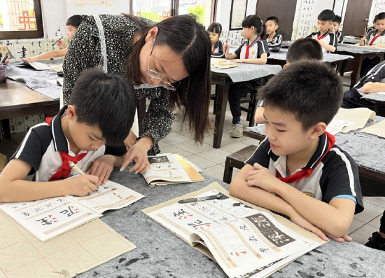 胡老师指导学生书法