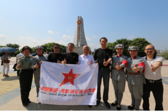江西于都县政府领导与长征拉力赛勘路团队合影