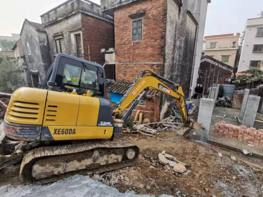 正在对违法建筑进行拆除