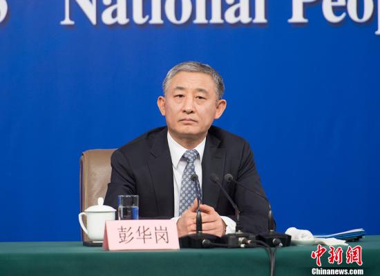 资料图:图为国务院国资委副秘书长、新闻发言人彭华岗。 中新社记者 李卿 摄