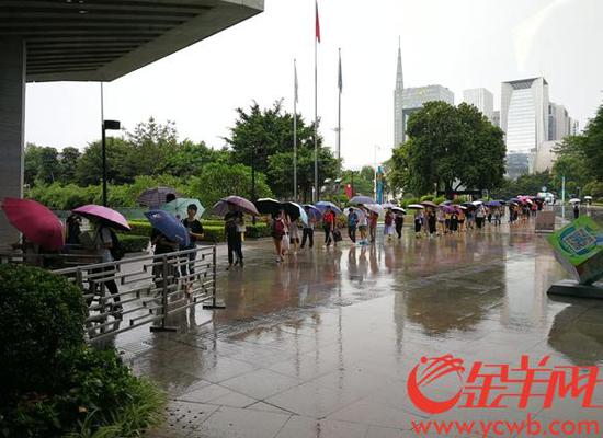 图为读者排长队等待入馆。广州图书馆供图