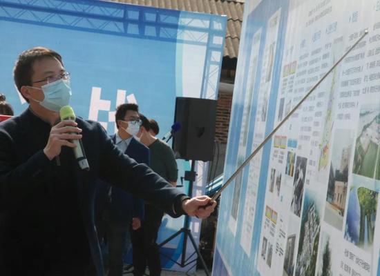 (丹灶镇委副书记、镇长陆文勇对丹灶镇村级工业园升级改造工作进行介绍。)