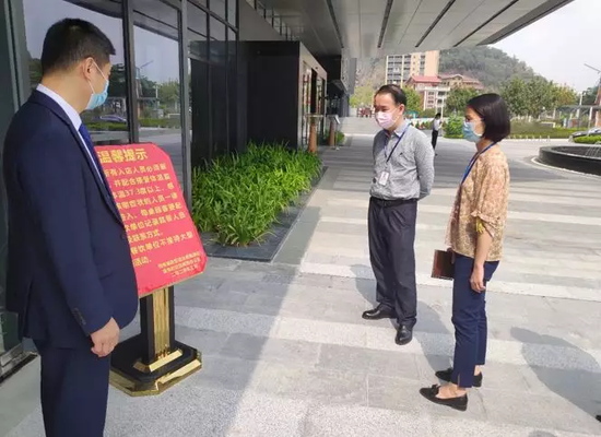许兆辉（右二）