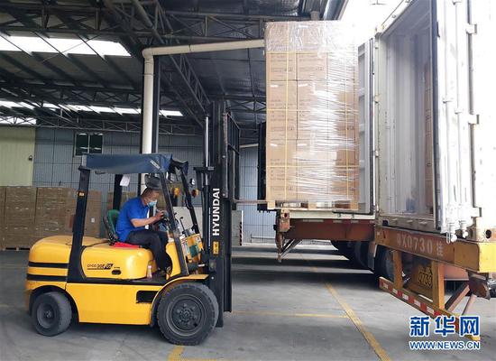 2月27日，广东顺威精密塑料股份有限公司工人在装运产品。 新华社记者 黄国保 摄