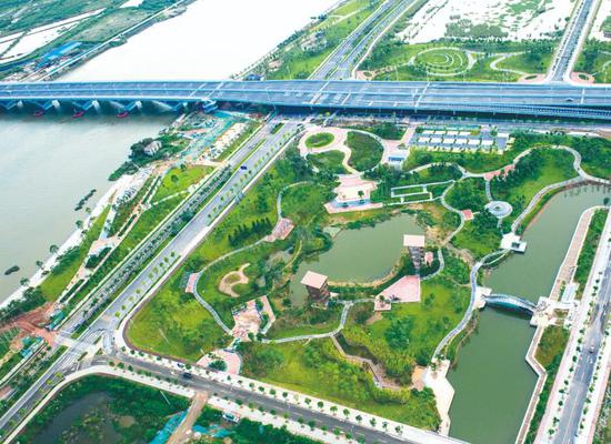 　　明珠湾起步区建设生态堤，运用“大海绵+小海绵”融合的海绵城市建设思路，完善水生态系统。通讯员供图
