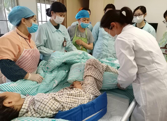 社区医养结合服务中心为老人提供医疗服务