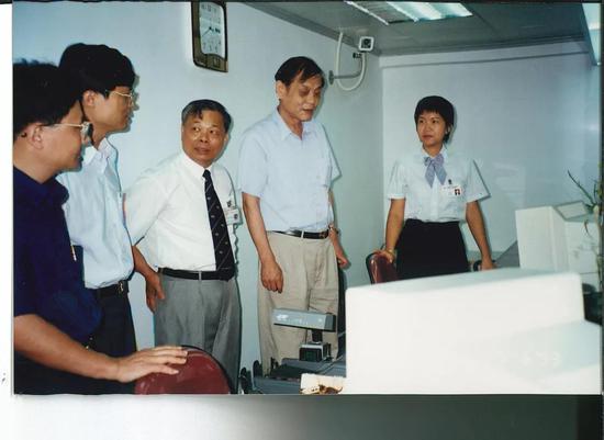 1999年6月，江门电力工业局资金管理中心成立。张荣桐（左三）参观中心。
