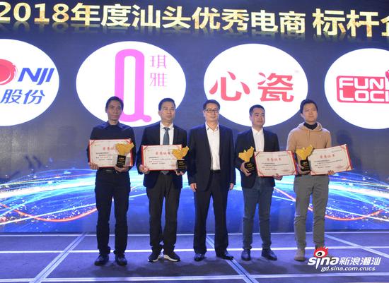 副市长李宇为获得标杆企业奖的企业颁奖。