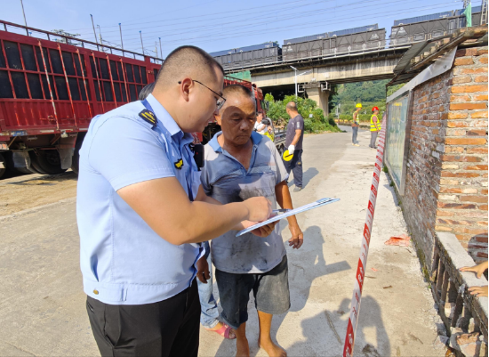连江口镇执法工作人员与群众沟通