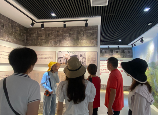 采风团一行聆听红色故事。