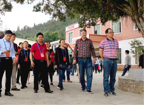 图为林先柏认真了解群众反映的问题