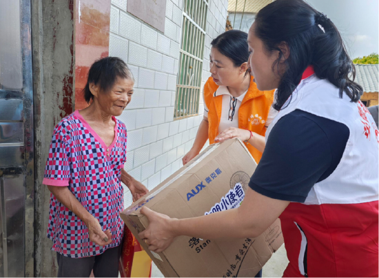 图为“圆梦微心愿”志愿服务活动到该市望埠镇开展送温暖活动