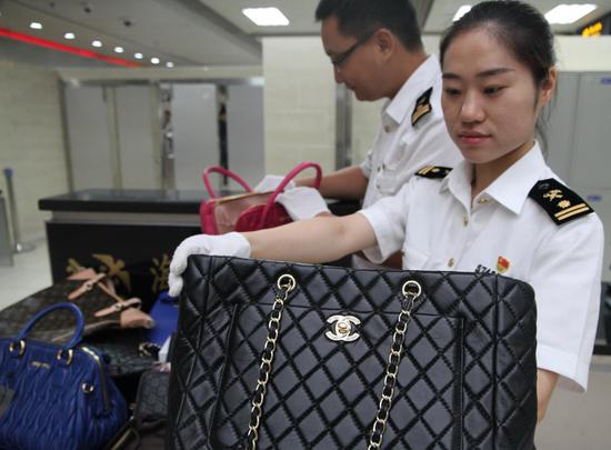 拱北口岸惊现名包展 澳门女子携侵权包出境涉
