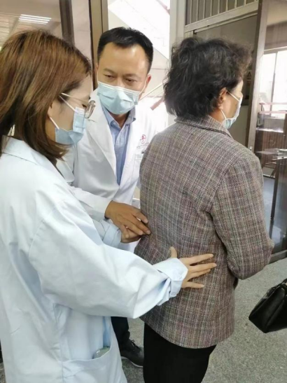 严国强博士开展传帮带教学