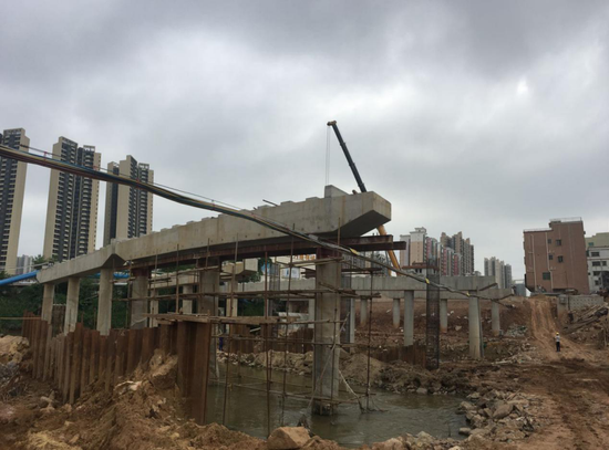 白云坑桥将在10月25日前完成桥梁空心板梁吊装,下个月中旬前完成桥面铺装等工序。