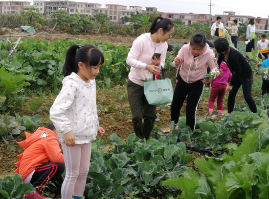 家长和孩子到初心农场参加亲子活动