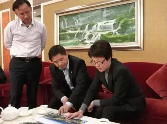 何小玲向深圳清华大学研究院代表详细介绍了三水工业园区科学园的建设规划情况