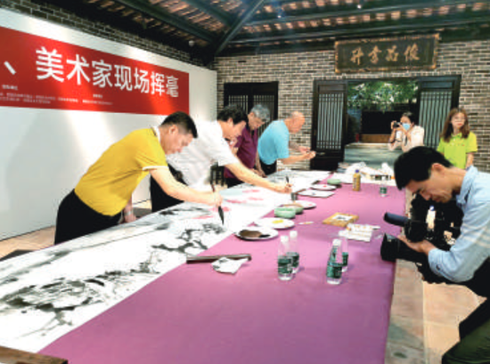 书画家们在现场挥毫泼墨