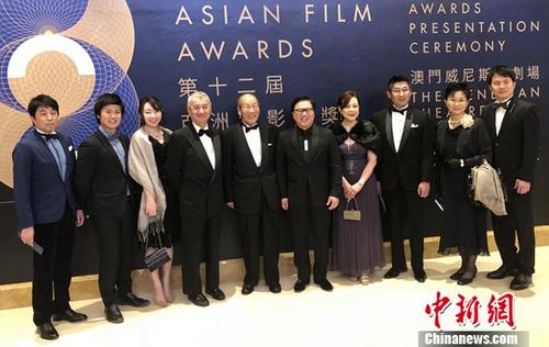 图为亚洲电影大奖执委会主席王英伟与出席嘉宾合影。