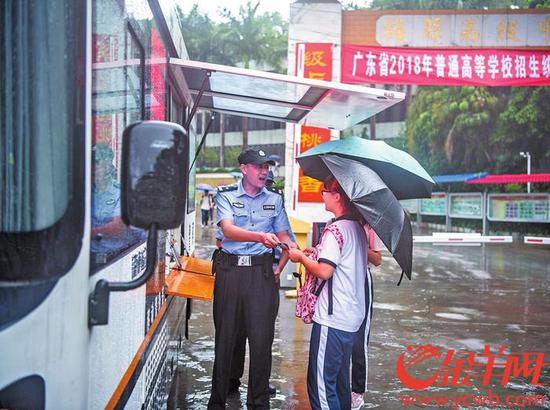 梅州警方提前将移动警务车开到考场附近，冒雨开展高考安保工作