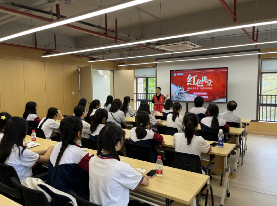 同学们聆听红色讲堂