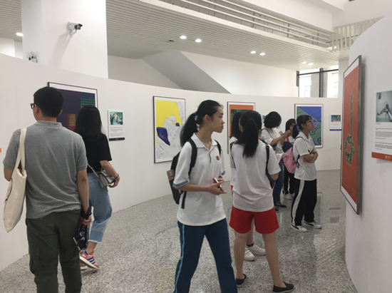 学生参观广东以色列理工学院展览。