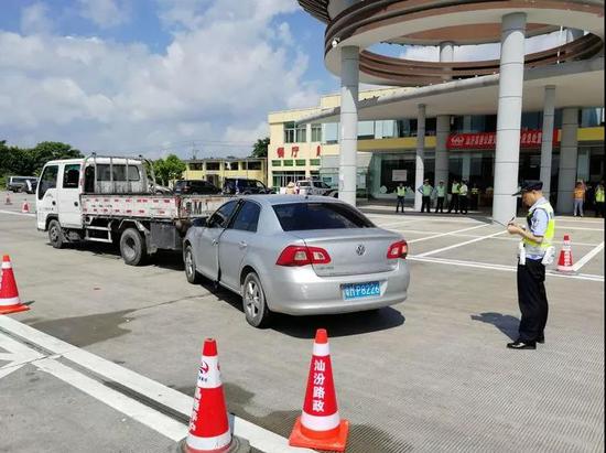 交警封闭事故现场，指挥车辆绕道行驶