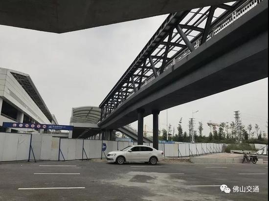 旅客出高铁站后经天桥到达南海汽车客运站