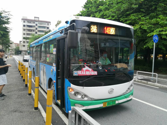 全市公交车将统一摆放“礼让斑马线”文明倡议