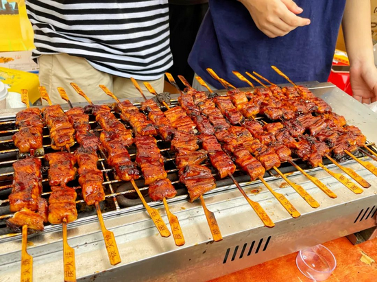 10月1日至3日,勒流鳗鱼美食主题集市将在稔海村上宁篮球场举行,众多美食摊位将集中展示鳗鱼美食和琳琅满目的顺德地道美食。