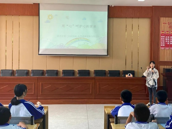 九潭中学开展心理健康讲座
