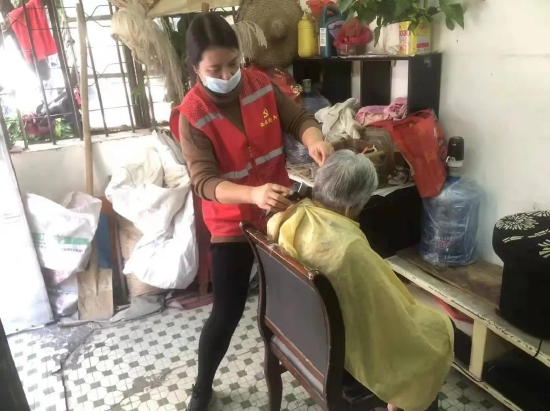 　　联新六社妇委会委员冯彩霞凭借20多年服务村民建立起来的信任，引导村民社员从不理解向全力支持配合转变态度。