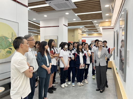 现场参观“红遍花城——广州艺术博物院藏艺术精品巡展”