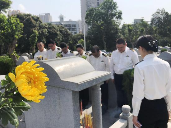 拱北海关隶属湾仔海关关员在烈士墓前默哀 许曼摄