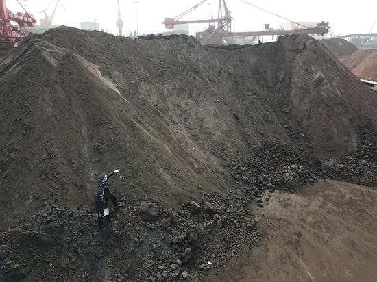 拱北海关查获固体废物现货有2.7万吨（梁裕冬摄）