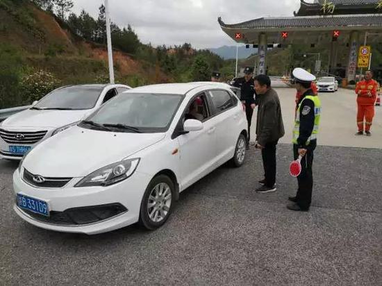 杨村镇党委书记李书记亲自在路口严查烟花爆竹