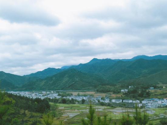 清明节期间的杨村镇黄坑村