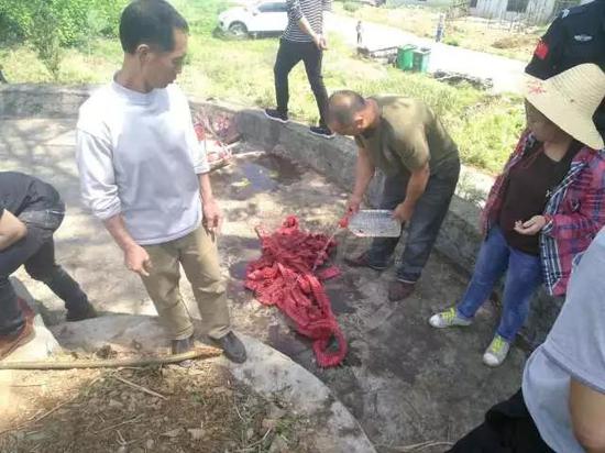 老乡主动提出销毁爆竹