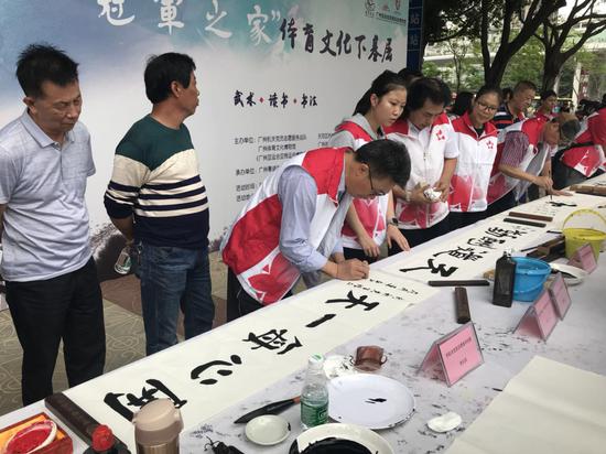 书法家们在现场挥毫泼墨