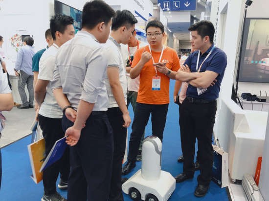 百创工作人员展示智能鹰眼机器人
