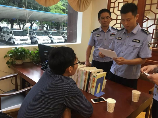 洪某荣接受传唤