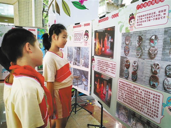 同济小学的学生在看展览