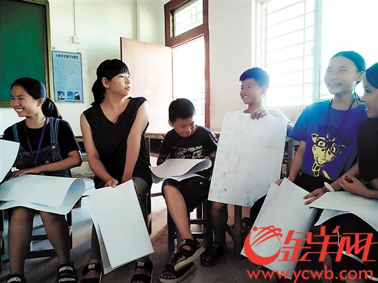 吴利珠（左二）在给孩子们上“性教育”课