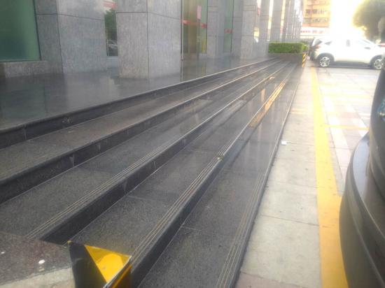 广东南粤银行惠州江北支行正门台阶