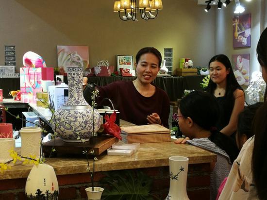 2018新款三彩风衣_3COLOUR三彩女装2018夏季新款穿搭：三色堇的低调高端(2)