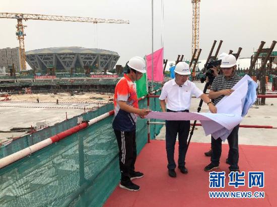 李久林(中)在冰丝带工程建设中