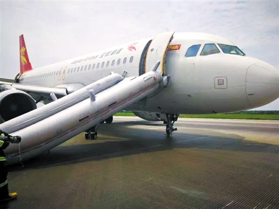 事发首都航空客机前起落架轮胎缺失 (网络图片)