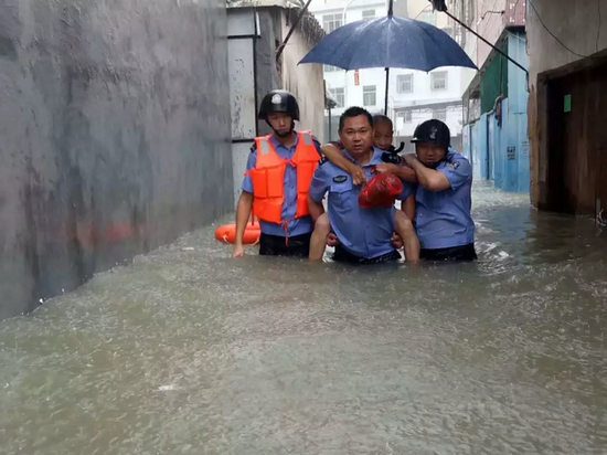 民警转移受困群众