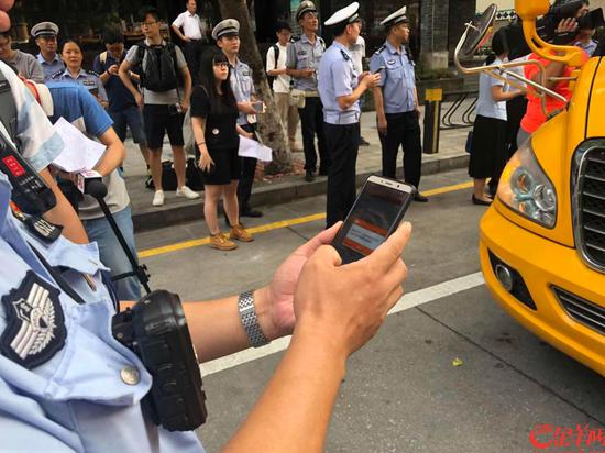 103所小学“警家校”护送学生平安进校园