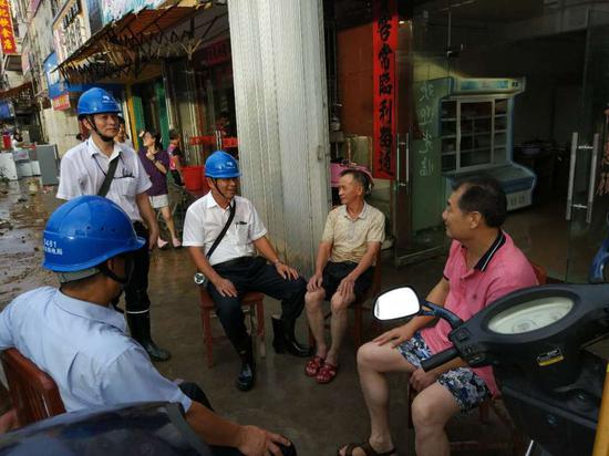 南方电网广东惠州白花供电所客户经理走家串户,为居民客户讲解水灾后复电过程中的注意事项,谨防复电后,因家庭线路潮湿短路导致次生灾害。